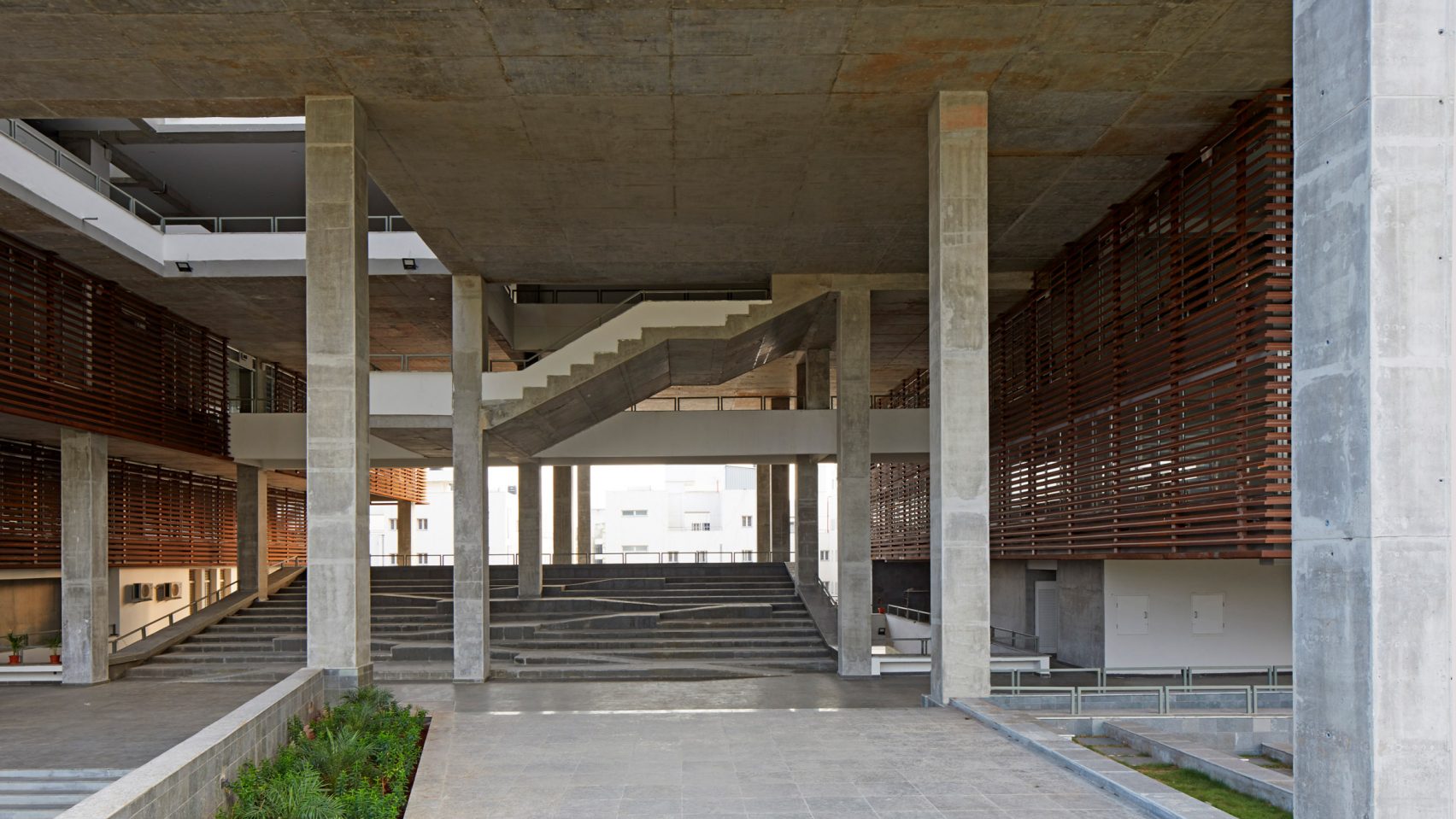 Escuela en India de concreto con arquitectura brutalista