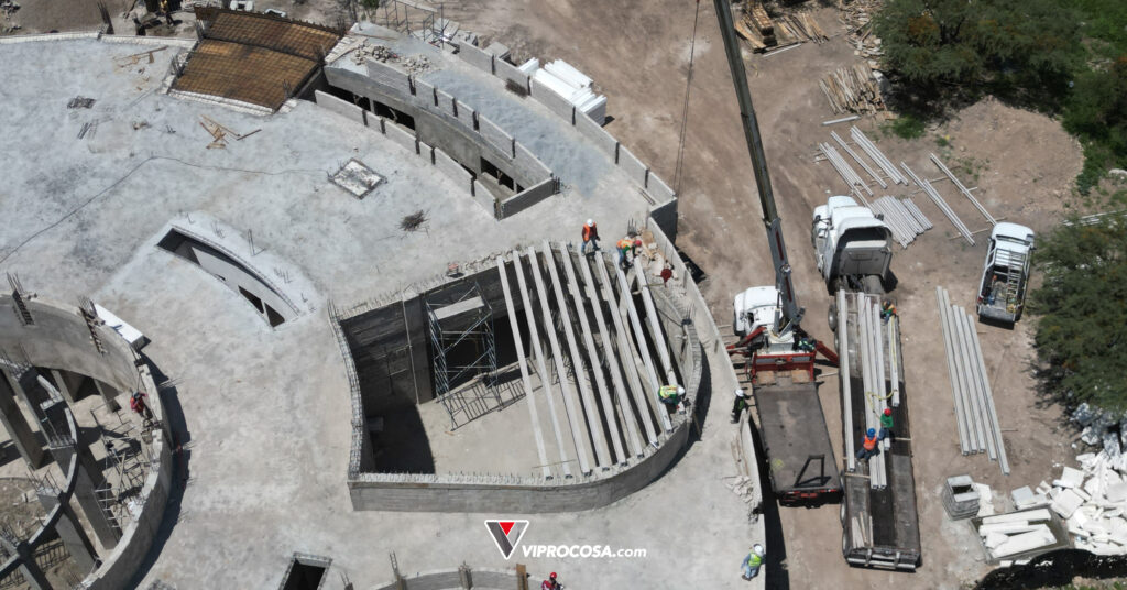 Colocación de Viga Tubular para el auditorio del Hospital Veterinario