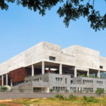 Escuela en India de concreto con arquitectura brutalista
