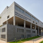 Escuela en India de concreto con arquitectura brutalista