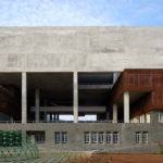 Escuela en India de concreto con arquitectura brutalista