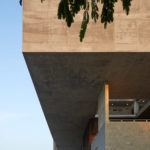 Escuela en India de concreto con arquitectura brutalista