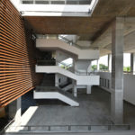 Escuela en India de concreto con arquitectura brutalista