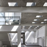 Escuela en India de concreto con arquitectura brutalista