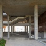 Escuela en India de concreto con arquitectura brutalista